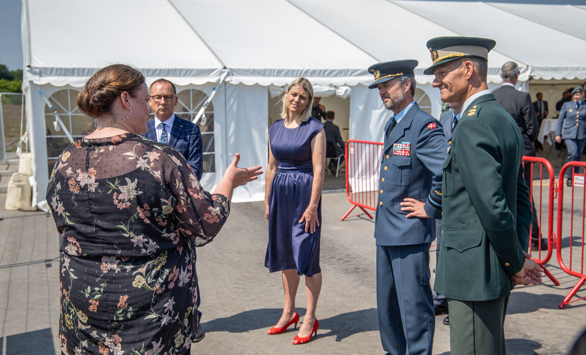 Hans Kongelige Højhed Kronprins Frederik, Forsvarsminister Trine Bramsen og chefen for Forsvarsministeriets Ejendomsstyrelse Anders Mærkedahl Pedersen bliver briefet om F-35 campus.