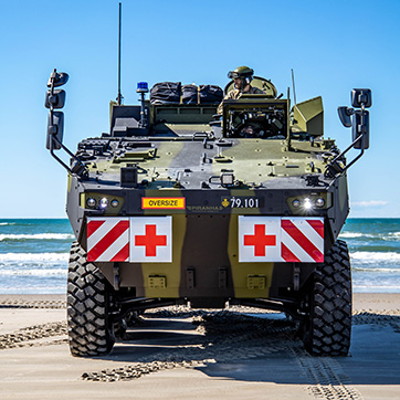Sanitetskompagniet træner ambulancekørsel med mandskabsvognen af nye type Piranha 5.
